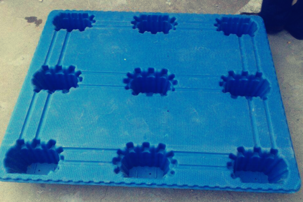 如何選擇質(zhì)優(yōu)價(jià)美的九腳吹塑托盤模具?