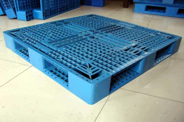 與普通倉儲托盤的優勢在哪里？食品塑料托盤廠家為您講解